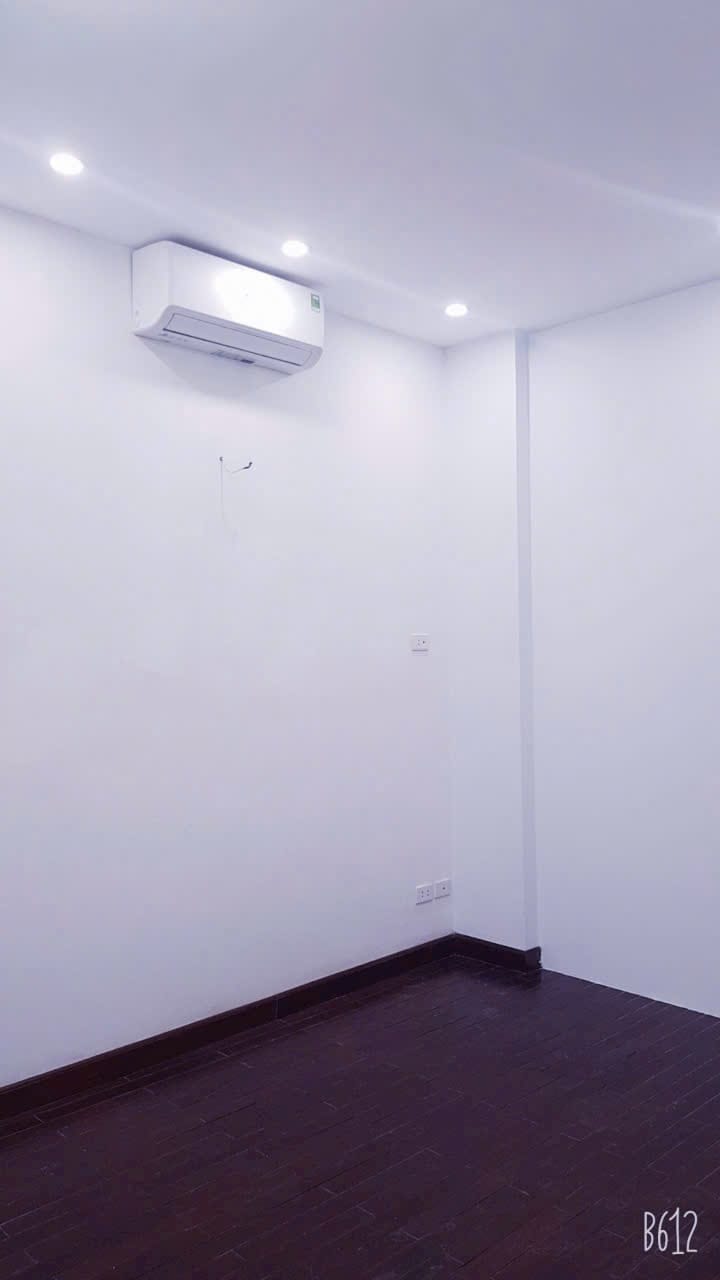 Cho thuê nhà 45m2, 4 tầng, 5 phòng, Phân Lô, Ô Tô vào nhà tại phố Giáp Bát (Cạnh Kim Đồng)